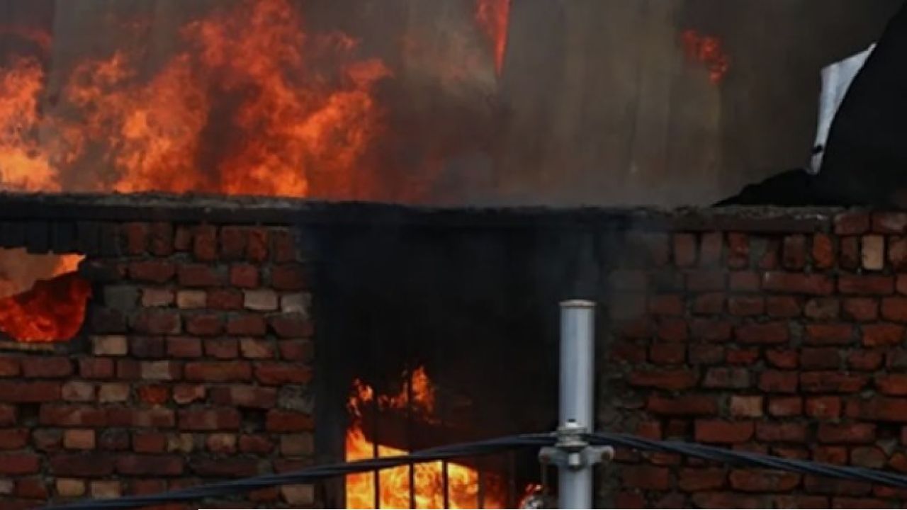 ছুটির দুপুরে ঘন কালো ধোঁয়ায় ঢাকল আকাশ! চিৎপুরের রাসায়নিক গুদামে দাউদাউ আগুন