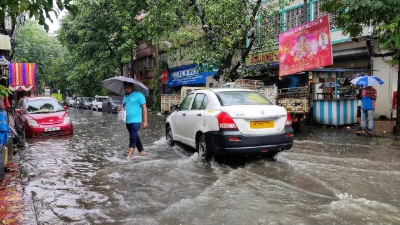 জোড়া অক্ষরেখা আর নিম্নচাপের সাঁড়াশি আক্রমণ! বাংলায় ভারী দুর্যোগ, কোন কোন জেলায় চরম বিপদের সতর্কতা?
