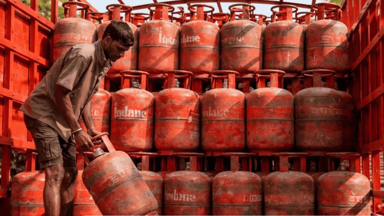 উৎসবের মুখে মোদী সরকারের মাস্টারস্ট্রোক! আর ৪৫ দিন নয়, এবার কতদিন পর পাওয়া যাবে রান্নার গ্যাস?