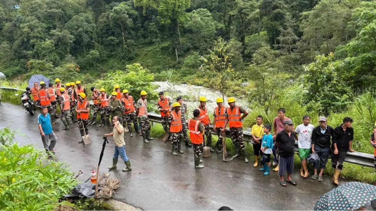 SIKKIM LANDSLIDE: হুড়মুড়িয়ে নামল আস্ত পাহাড়, ভাসছে কাদার স্রোত! সিকিমে ভয়াবহ ধস, বিচ্ছিন্ন পর্যটন রুট, আটকে হাজার হাজার মানুষ?