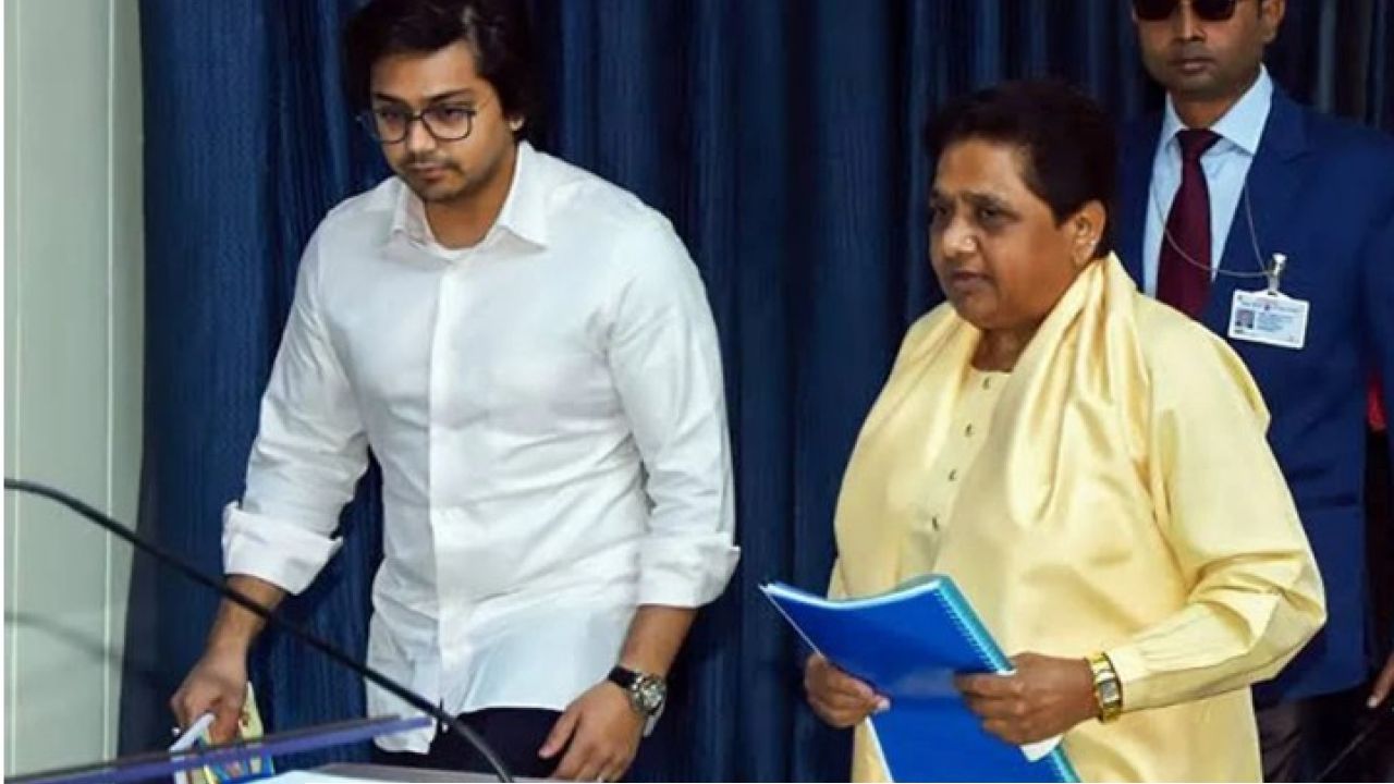 Mayawati :'শ্বশুর মাথা খাচ্ছেন!' অবসর নিয়েও গলল না মন, প্রিয় ভাইপো আকাশকে এবার দল থেকেই খেদালেন মায়াবতী?