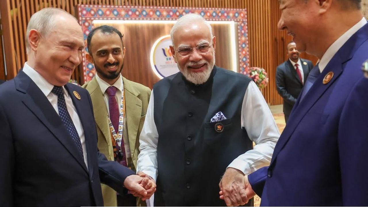 BRICS Modi: পুতিন ও জিনপিংয়ের হাত ধরে ব্রিকসের মঞ্চ থেকে ট্রাম্পকে নয়া বার্তা মোদীর!
