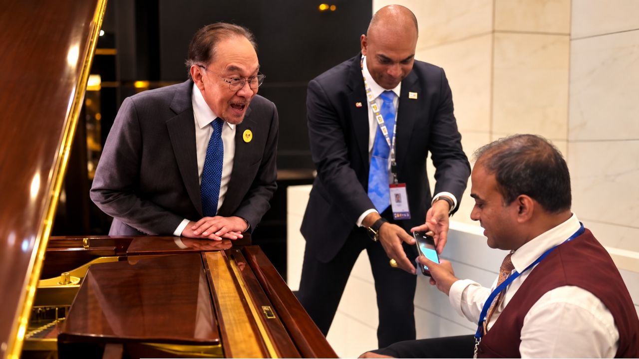 PM Anwar Ibrahim: কূটনীতির মঞ্চে গায়ক ইব্রাহিম! দিল্লিতে কিশোর কুমারের গানে মন জয় মালয়েশিয়ার প্রধানমন্ত্রীর