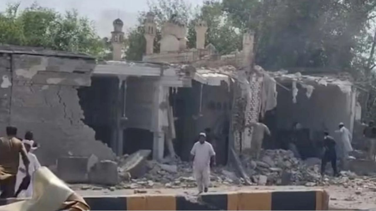 Pakistan Blast: জুমার নামাজের মাঝেই আচমকা বিকট ধামাকা! প্রার্থনারত পুণ্যার্থীদের ওপর প্রাণঘাতী হামলায় মৃত্যুমিছিল