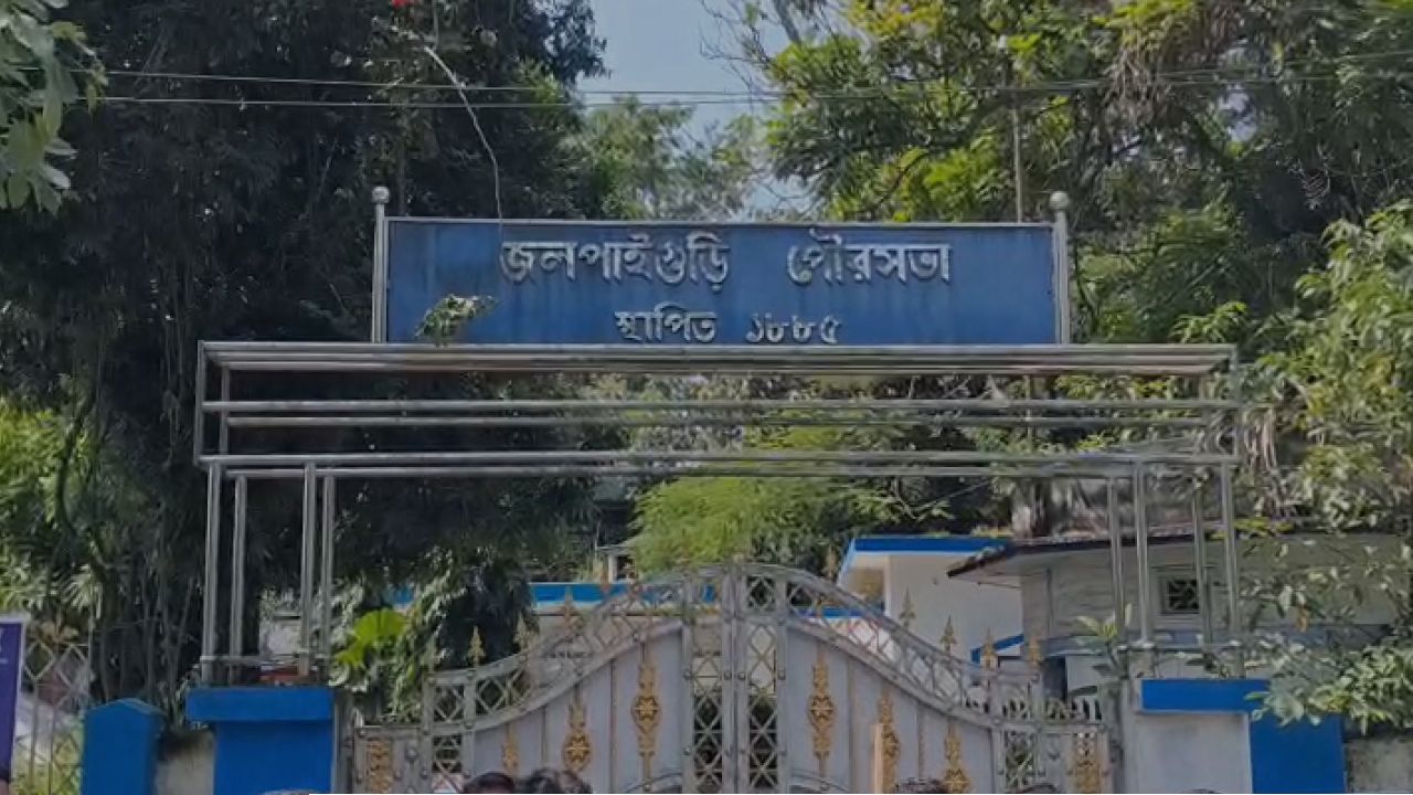 Jalpaiguri News: পুজোর আগেই বকেয়া বেতন ও বোনাসের দাবি, গেটে তালা ঝুলিয়ে জলপাইগুড়িতে বিক্ষোভ