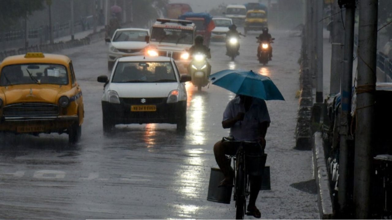 Weather Update: ধেয়ে আসছে গভীর নিম্নচাপ, পুজো কেনাকাটায় কি জলছবি? 