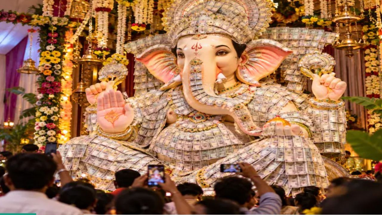 Ganesh Chaturthi: মূর্তিজুড়ে চকচকে ৫০০-১০০ টাকার নোট! প্রায় ২ কোটির নোটে সাজলেন গণেশ, কোথায় জানেন?