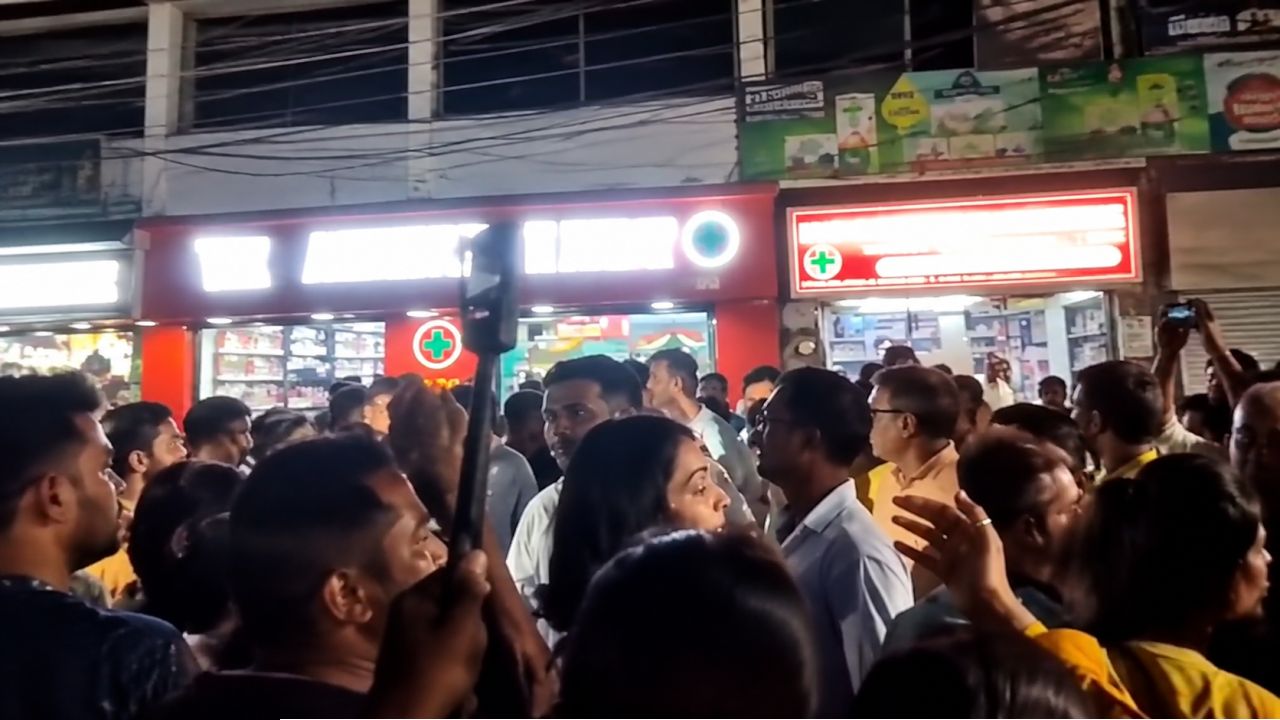 BJP - TMC Clash: পার্টি অফিস দখল ঘিরে রণক্ষেত্র মুকুন্দপুর, তৃণমূল-বিজেপি সংঘর্ষে ছড়ালো ডিমবৃষ্টি-ইটপাটকেল!