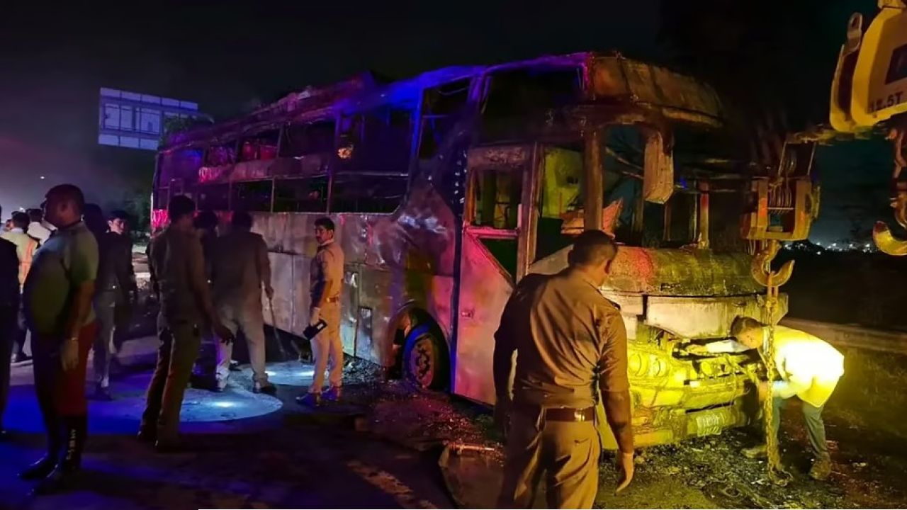 Greater Noida Bus Accident:যমুনা এক্সপ্রেসওয়েতে মধ্যরাতে চলন্ত এসি বাসে আগুন, ভয়াবহ অগ্নিকাণ্ডে ঝলসে মৃত অন্তত ৯ যাত্রী!