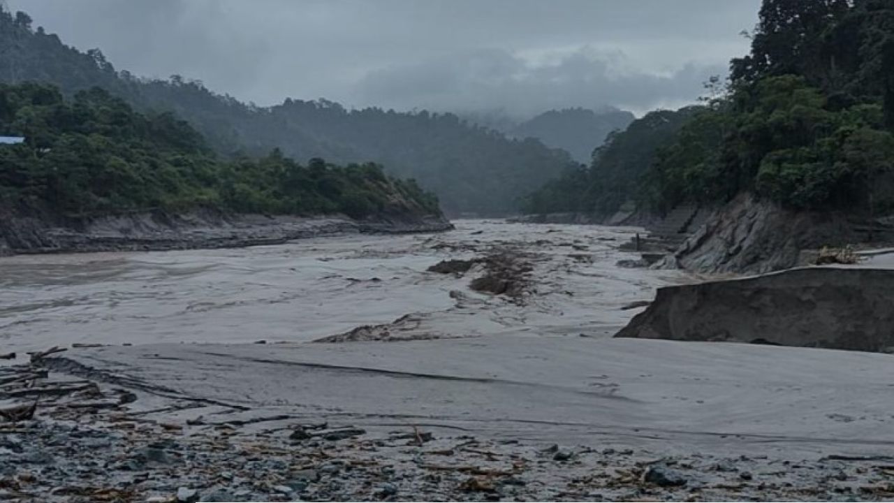 Siliguri Sikkim NH10: শিলিগুড়ি-সিকিম ‘লাইফ লাইনে’ ভয়াবহ ধস! তিস্তার স্রোতে বাড়ছে শঙ্কা, পুজোর মুখে ঘোর বিপদে পর্যটকরা
