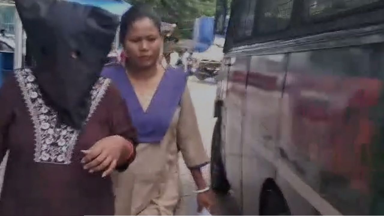 Siliguri Arrest: বন্ধ দরজার আড়ালে চলত পাত্র-পাত্রী খোঁজার নামে 'কালো খেলা'! হাতেনাতে ধরা পড়ল বিহারের রহস্যময়ী তরুণী! 