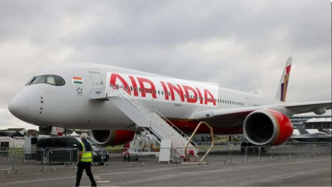 Air India: গাঁজার পর এবার মদ খেয়ে ককপিটে! উড়ানের মুখেই ধরা পড়ে চরম কেলেঙ্কারি, সাসপেন্ড এয়ার ইন্ডিয়ার পাইলট