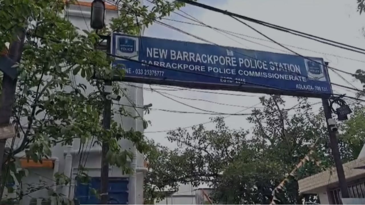 New Barrackpore: কোলে শিশু, পথচলতি গৃহবধূকে টেনে জড়িয়ে ধরার চেষ্টা! প্রতিবাদে থানা ঘেরাও