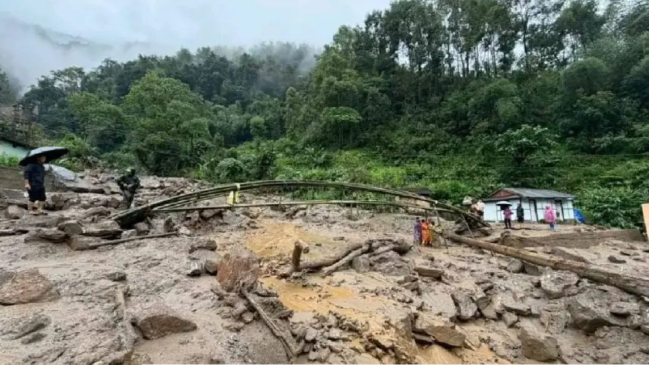 Sikkim Landslide: পুজোর আনন্দেই বিশাল বিপদ! সিকিমে ভয়াবহ ধস ও তুষারপাতে যোগাযোগ বিচ্ছিন্ন, বিপর্যয়ের মুখে হাজারো পর্যটক
