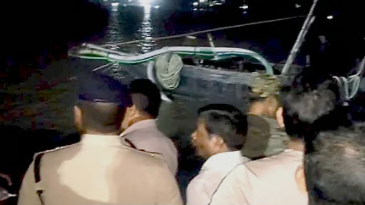 Haldi River Boat Capsize: ভরা কোটালে উল্টে গেল যাত্রীবোঝাই নৌকা! উত্তাল হলদি নদীতে সাঁতরে বাঁচলেন ১৫ যাত্রী, মহিষাদলে তুমুল চাঞ্চল্য