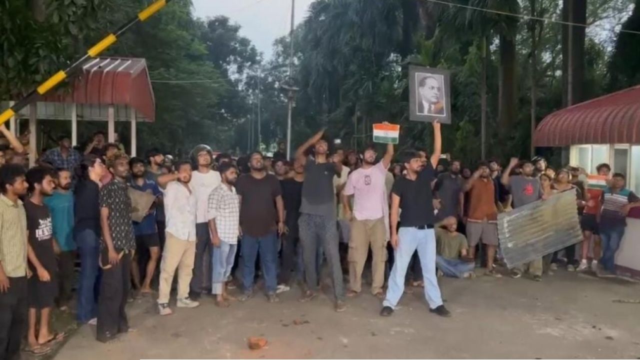 SRFTI Unrest: এসআরএফটিআই-তে তাণ্ডবের পর ৪ এফআইআর, থমথমে ক্যাম্পাসে মোতায়েন পুলিশ