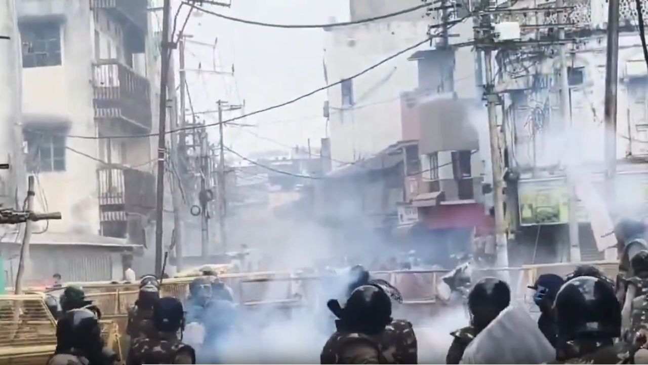 Police Clash: উজ্জয়িনীতে রাস্তা সম্প্রসারণ কেন্দ্র করে সংঘর্ষ, রণক্ষেত্র, লাঠি-গ্যাস