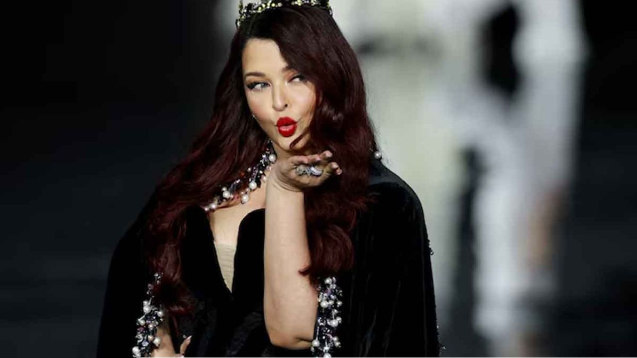 Aishwarya Rai: বিতর্ক পেরিয়ে প্যারিসে ‘ঘরওয়াপসি’! ফের ব্র্যান্ডের মঞ্চে ঐশ্বর্য, নজর কাড়ল প্রত্যাবর্তন