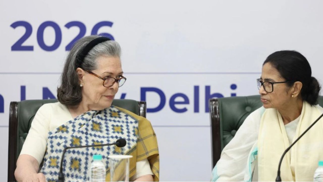 INDIA Alliance: ‘বাড়ি থেকে বেরোতে পারছি না, দয়া করে কিছু করুন!’ দিল্লিতে ইন্ডি জোটের বৈঠকে মমতা বন্দ্যোপাধ্যায়ের কাতর আর্তি