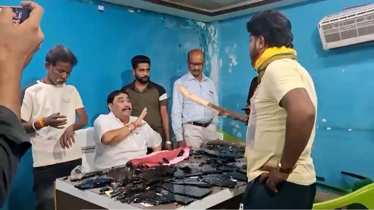 Anubrata Mondal: বীরভূমে অনুব্রতকে ‘চড়াম চড়াম’, পার্টি অফিস হামলায় গ্রেফতার তিন 
