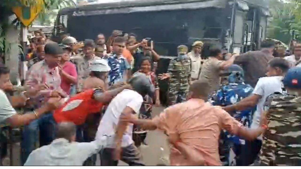 প্রাক্তন পুরপ্রধানকে ঘিরে হঠাৎ উত্তপ্ত খড়দহ, থানার বাইরে ডিম-ইটের বৃষ্টি, জখম পুলিশকর্মী 