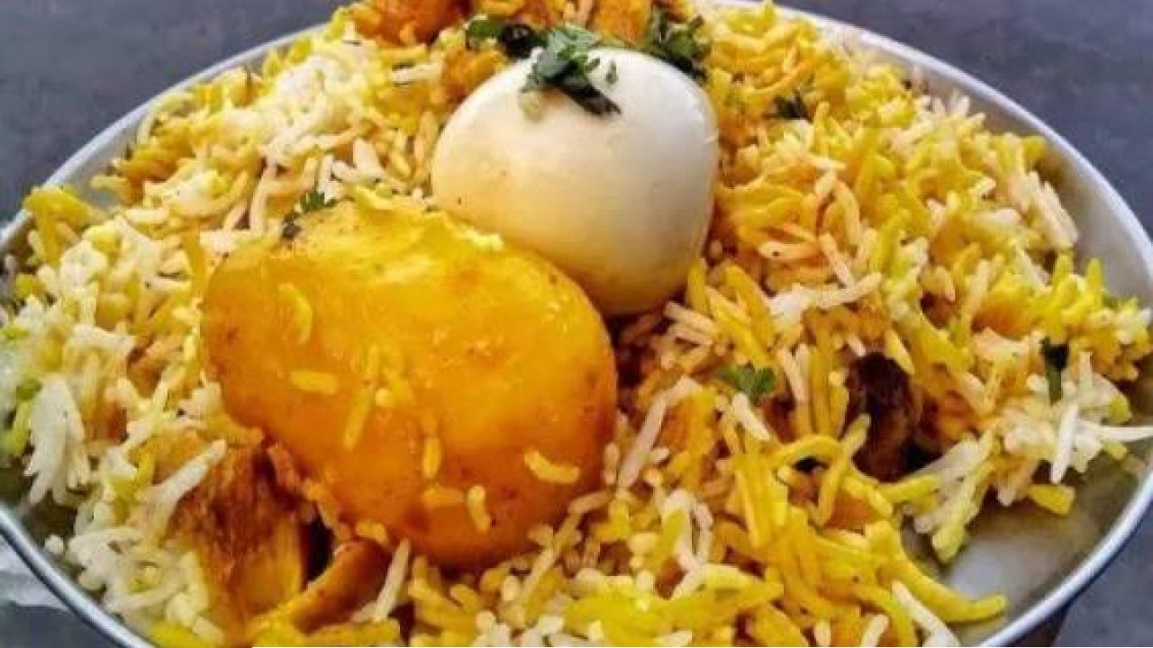  লখনউতে নেই, কলকাতার বিরিয়ানিতে আলু কেন? নেপথ্যের গল্প জানলে চমকে উঠবেন!  