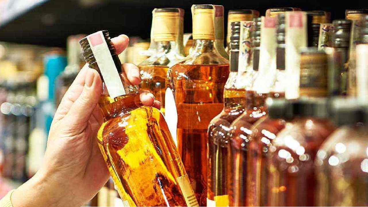 Liquor Price: মদের দাম বাড়তেই পুজোর বাজেটে টান? সুরাপ্রেমীদের জন্য বাড়তি খরচ সামলানোর উপায় কী? 