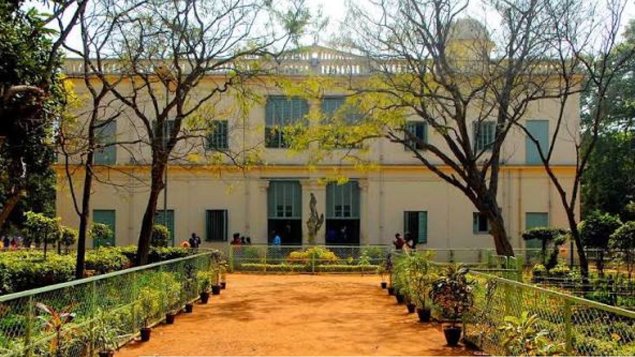 Bolpur Tourism: শান্তিনিকেতন ভ্রমণ এবার আরও সহজ! লম্বা লাইন ভুলে স্মার্টফোনেই মিলবে বিশ্বভারতীর টিকিট