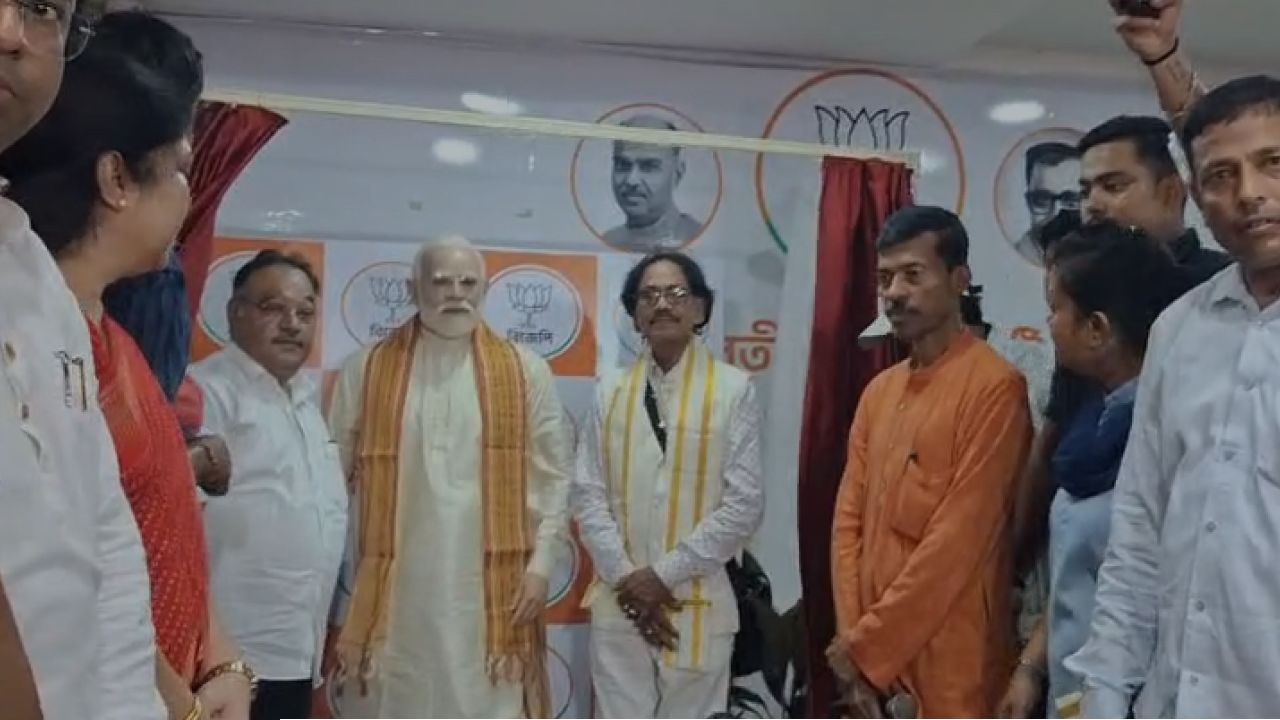 Pm Narendra Modi: শিল্পীর হাতে জন্মদিনে প্রধানমন্ত্রী! অধরা দেখা, তবে আজ কলকাতায় মেমের মোদীর উদ্বোধন