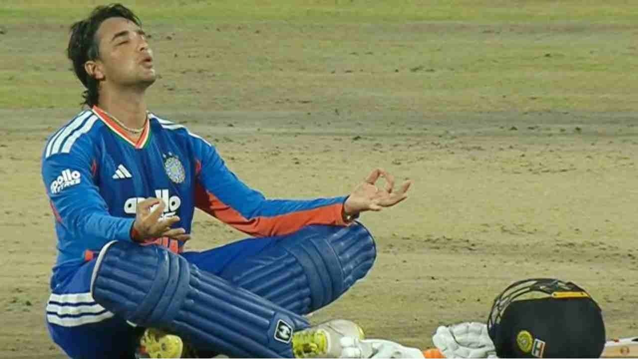 Abhishek Sharma: শতরানের পর মাঠেই ধ্যানমগ্ন অভিষেক, জ্ঞানমুদ্রার এই ভঙ্গি কীভাবে করবেন? জানুন উপকারিতা