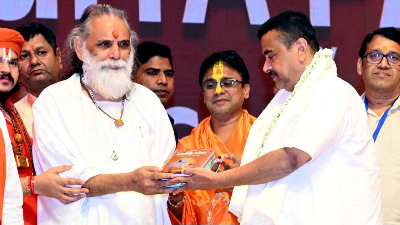 Suvendu Adhikari: ‘সাধুদের অপমান করলেই সোজা জেল!’ নেতাজি ইন্ডোরে ১১ হাজার কণ্ঠে গীতাপাঠের আসরে মমতাকেও তীব্র তোপ শুভেন্দুর