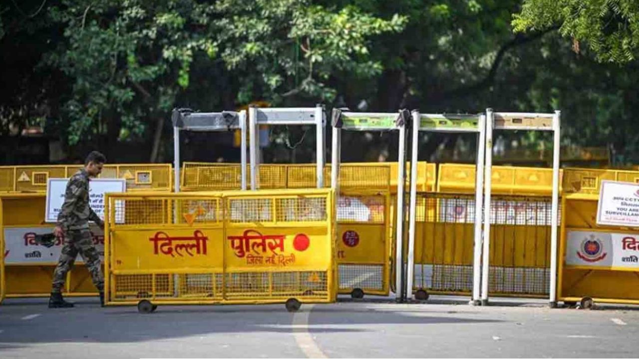 Delhi Protest: যন্তর মন্তরে জারি ১৬৩ ধারা, নামল টিয়ার গ্যাস-জলকামান; জ্ঞানেশ কুমারের পদত্যাগের দাবিতে অচল রাজধানী