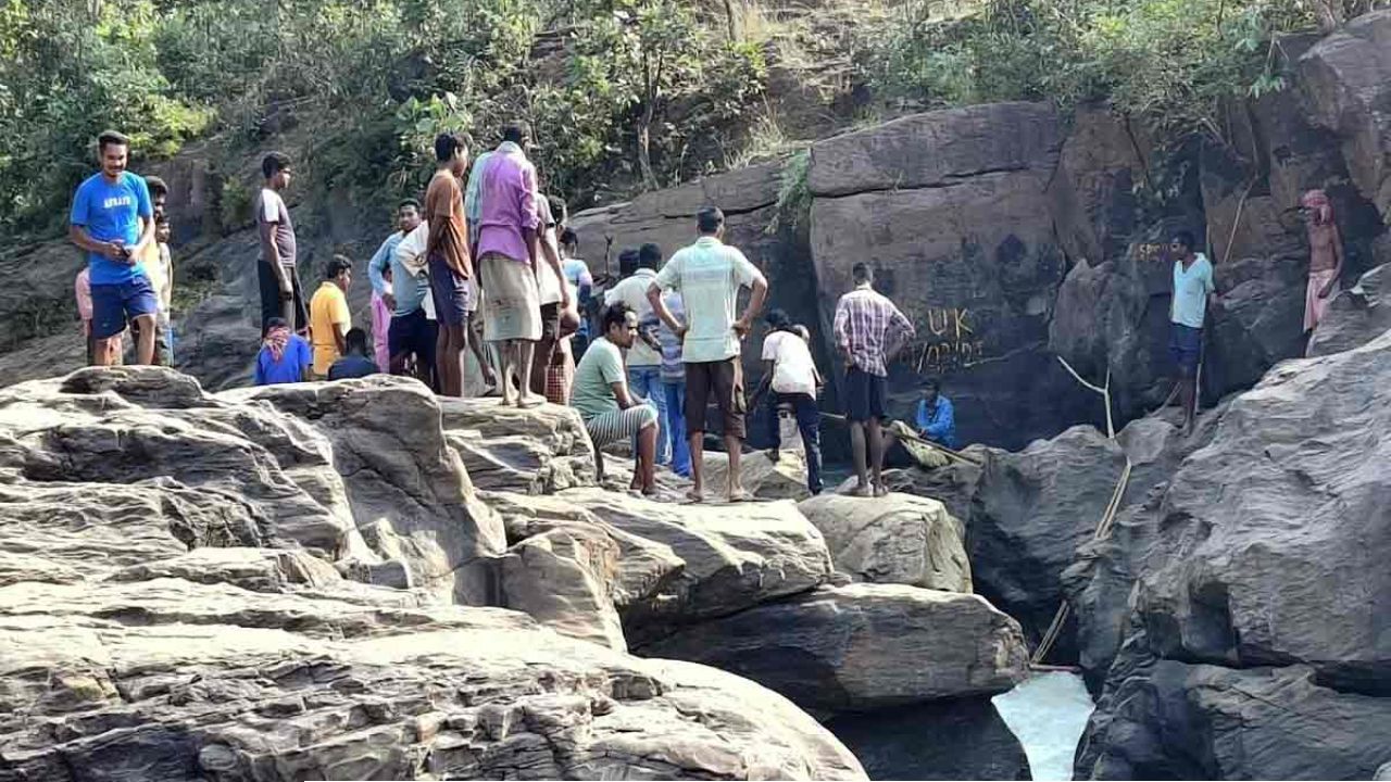 Jhargram News: ছবি তুলতে গিয়ে বিপর্যয়! ঝাড়গ্রামে জলপ্রপাতে পড়ে গেল সন্তান, বাঁচাতে গিয়ে স্রোতে তলিয়ে গেলেন মা