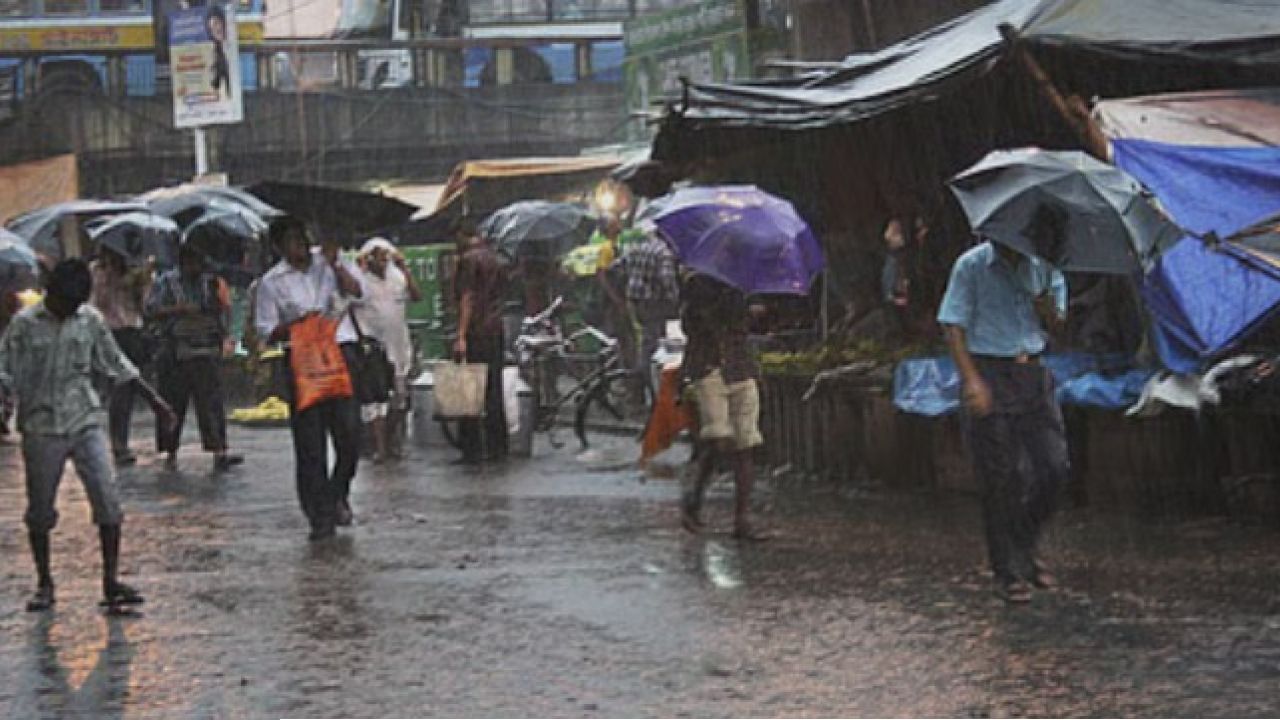 Weather Update: পূর্বাভাস উড়িয়ে ভরদুপুরে তিলোত্তমায় কালো মেঘ! ঝেঁপে বৃষ্টি ও বাজ, রবিবারের পুজোর বাজারে হাহাকার