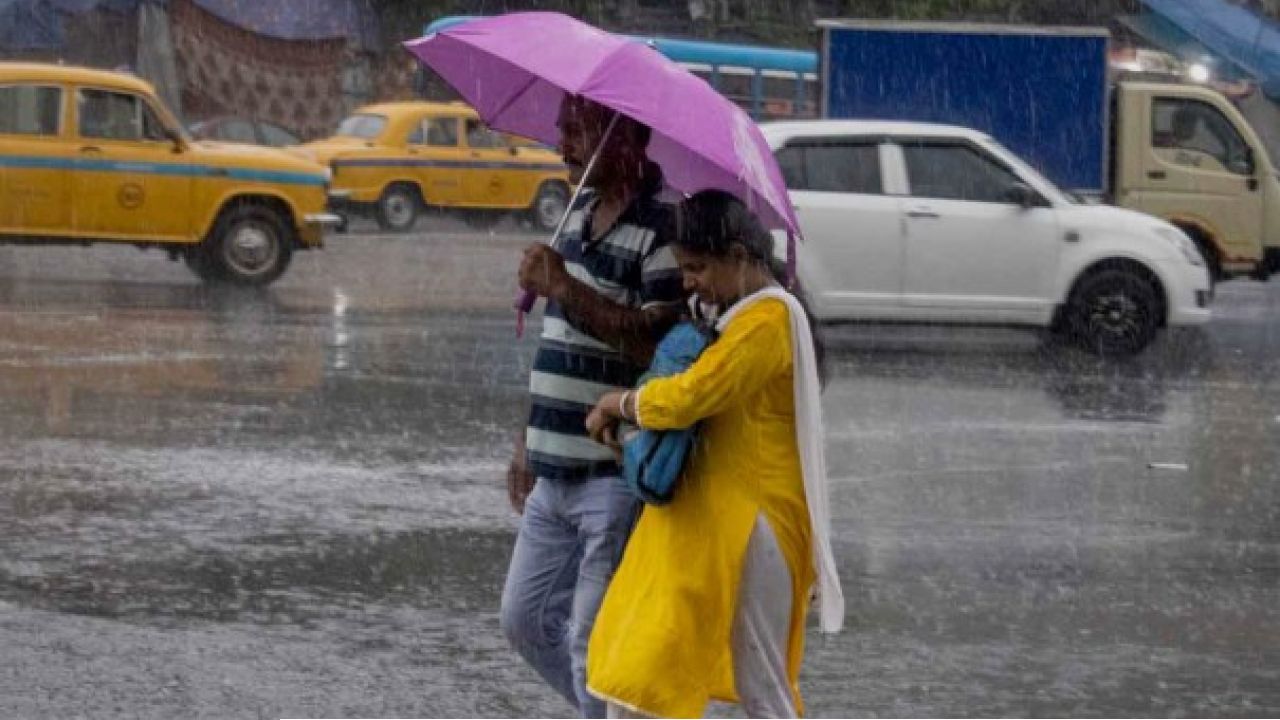 Weather Update: পুজোর আনন্দে কি জল ঢালবে আবহাওয়া? মহালয়ার পর থেকেই দুর্যোগের বড় পূর্বাভাস!