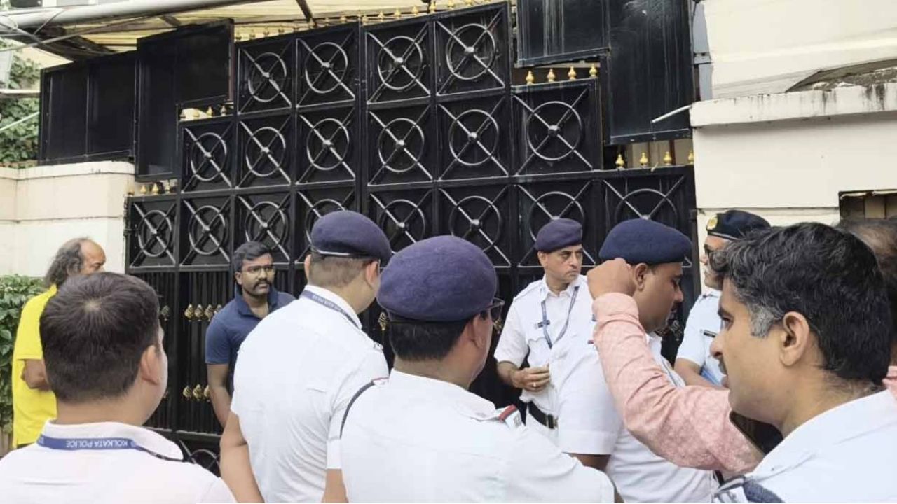 Abhishek Banerjee: দ্বিতীয় চেষ্টায় সফল! রবিবাসরীয় সকালে অভিষেকের দুয়ারে পুলিশ, সোমবারেই বড় সমন!