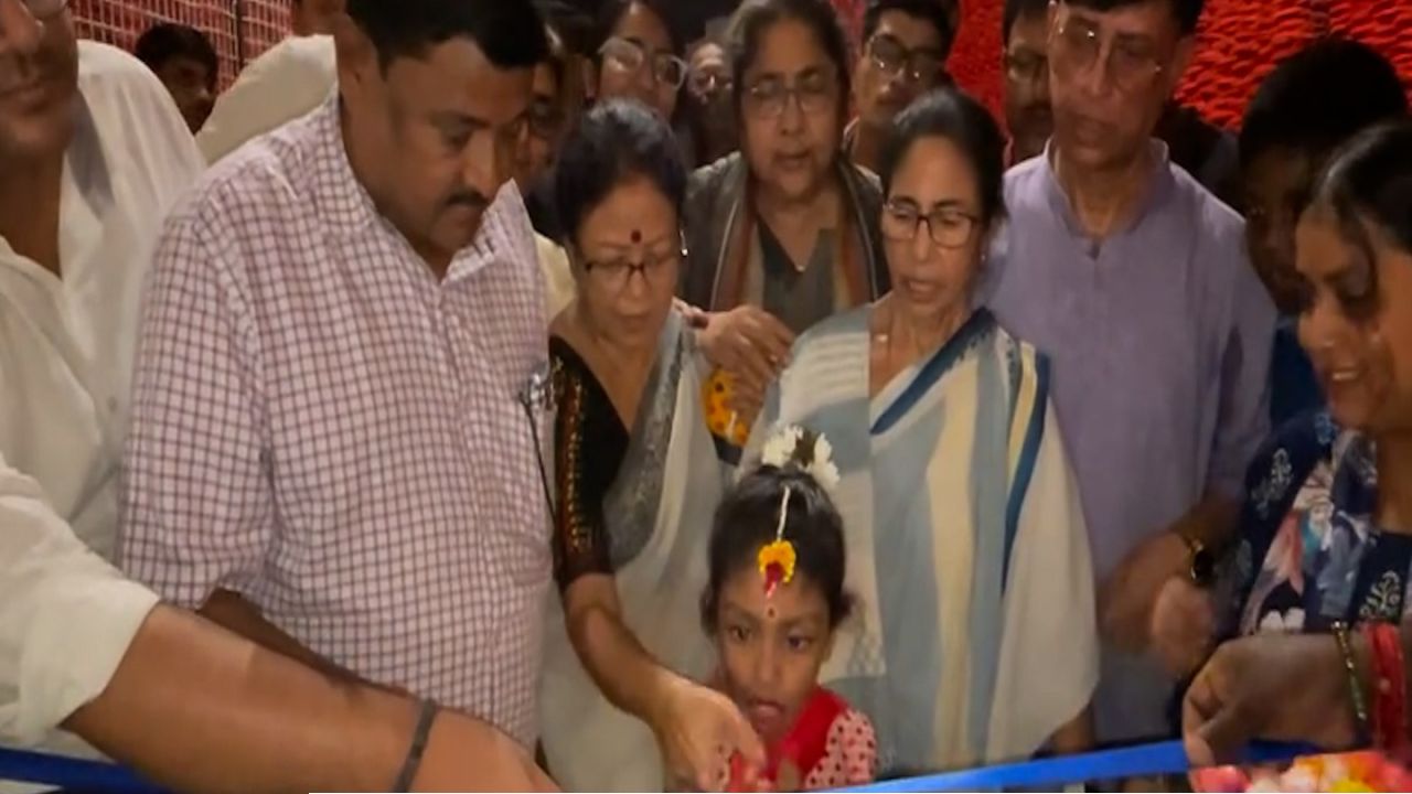 Mamata Banerjee: তৃতীয়া সন্ধ্যায় সেই চেনা ছবি! দিল্লি-পর্ব মিটিয়ে ফের মণ্ডপে মমতা 