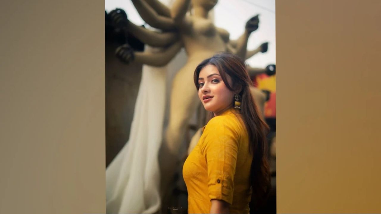 Durga Puja: ‘মা এসে গেছে’ লিখেই বিপাকে অভিনেত্রী! দুর্গাপ্রতিমার ছবি ঘিরে কুরুচিকর মন্তব্য