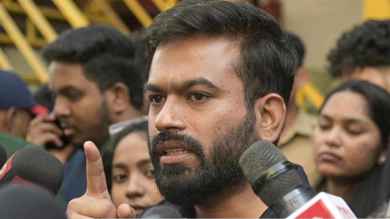 Abhijeet Dipke heckled: ‘দেশটাকে কেন খারাপ করছ?’, রাহুলের সমর্থনের দিনে দিল্লি বিমানবন্দরে হেনস্তার মুখে অভিজিৎ দীপকে!