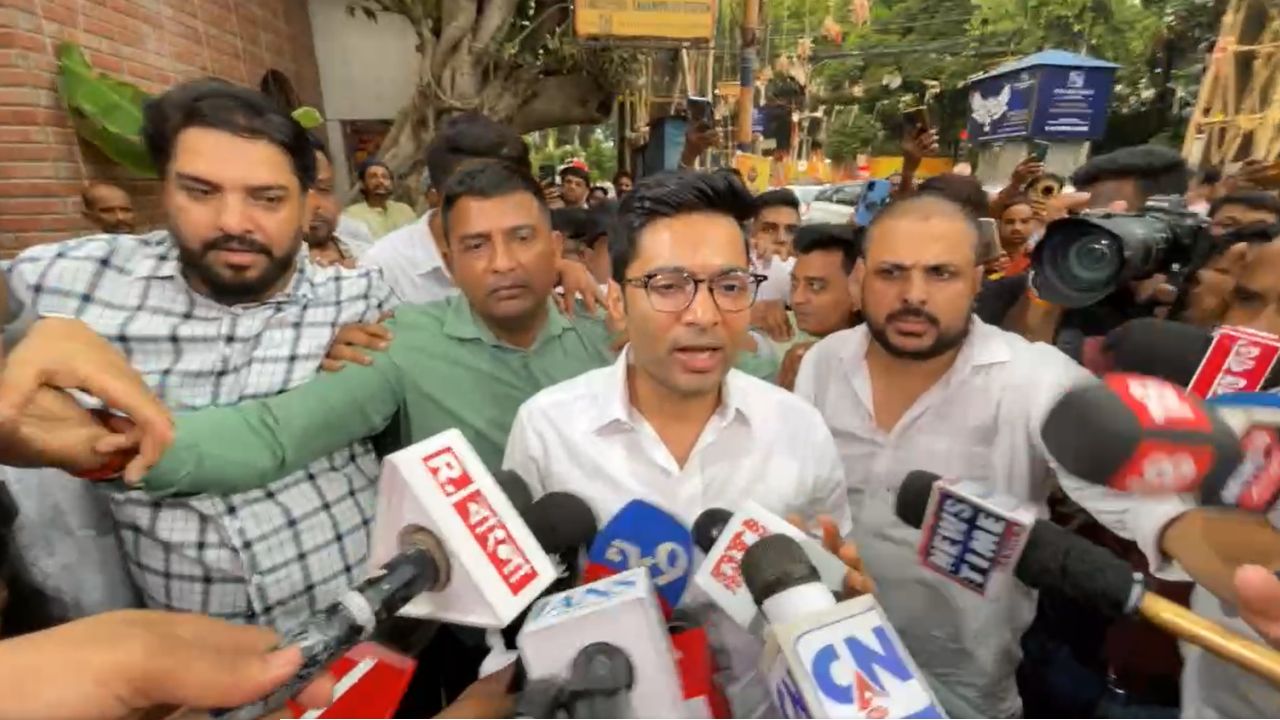Abhishek Banerjee: ‘এত ভয় কেন, ক্ষমতা থাকলে লড়ুন!’ শেক্সপিয়র সরণি থানা থেকে বেরিয়ে মুখ্যমন্ত্রীকে সরাসরি চ্যালেঞ্জ অভিষেকের
