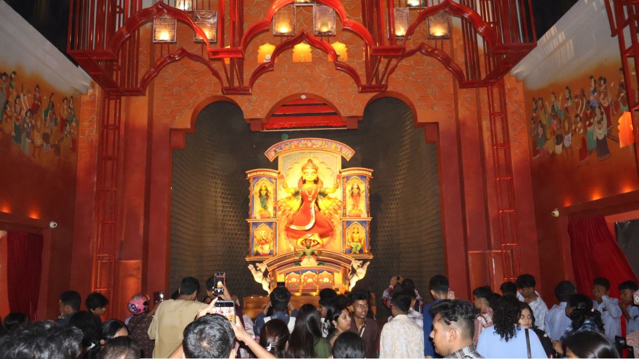 Durga Puja 2026: বৃষ্টিকে আউট করে পঞ্চমীতে পাওয়ার প্লে, আলো জ্বলতেই রাস্তায় কলকাতা 