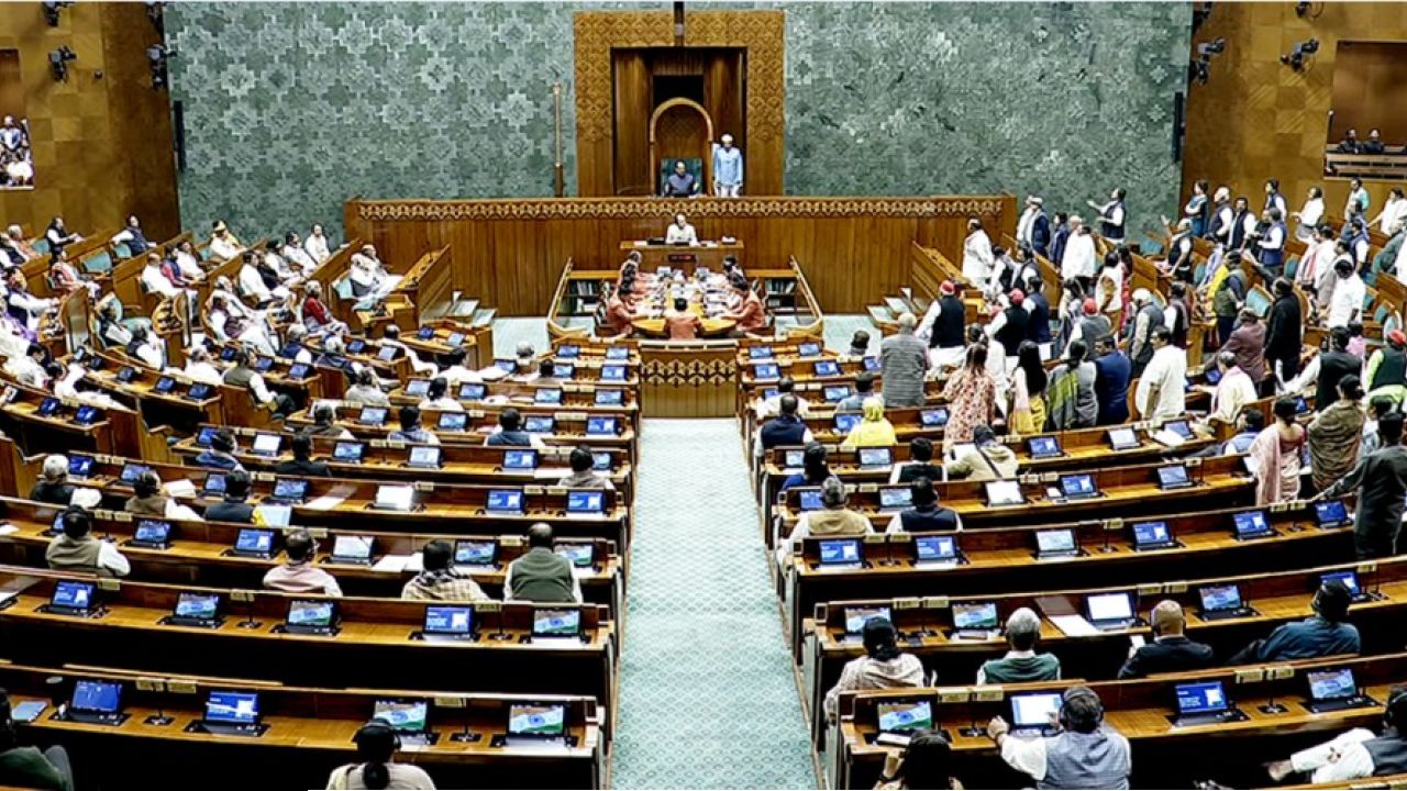 Parliament Special Session:এসআইআর বিতর্কের মাঝেই বড় চাল মোদী সরকারের! চলতি মাসেই সংসদের বিশেষ অধিবেশন? ২ বিল পাশে নতুন কৌশল