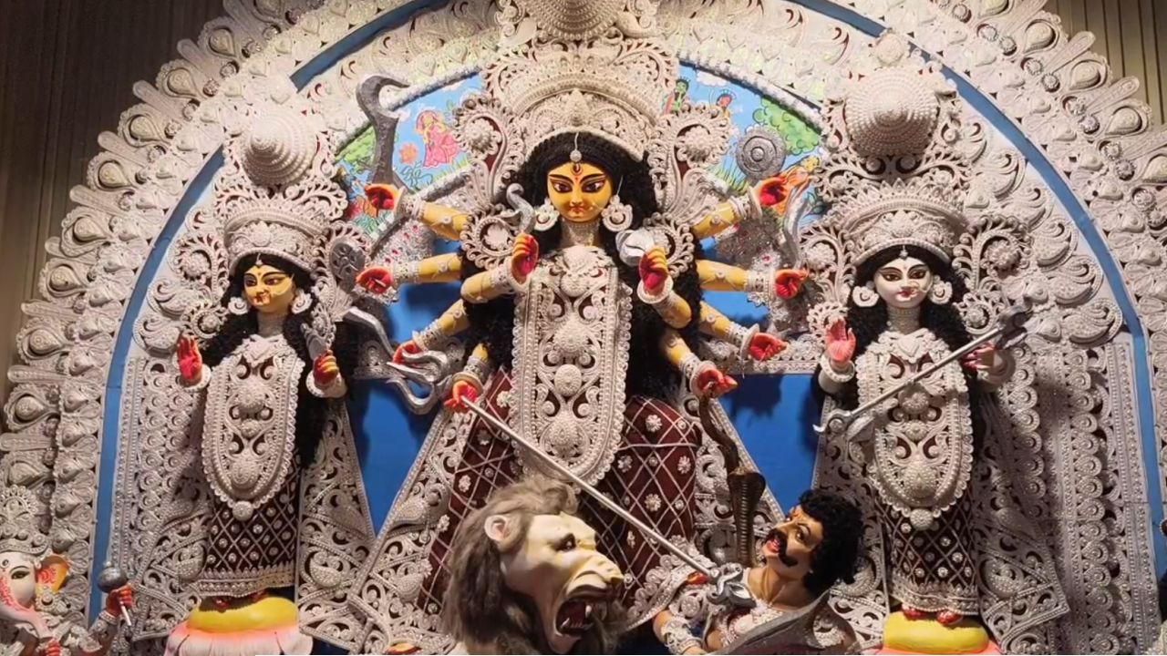 Siliguri Durga Puja 2026: মাটির সোঁদা গন্ধে ঐতিহ্যের রূপকথা, ৫৭তম বর্ষে হায়দরপাড়ার থিম বাঁকুড়ার পোড়ামাটি ও মৃৎশিল্প