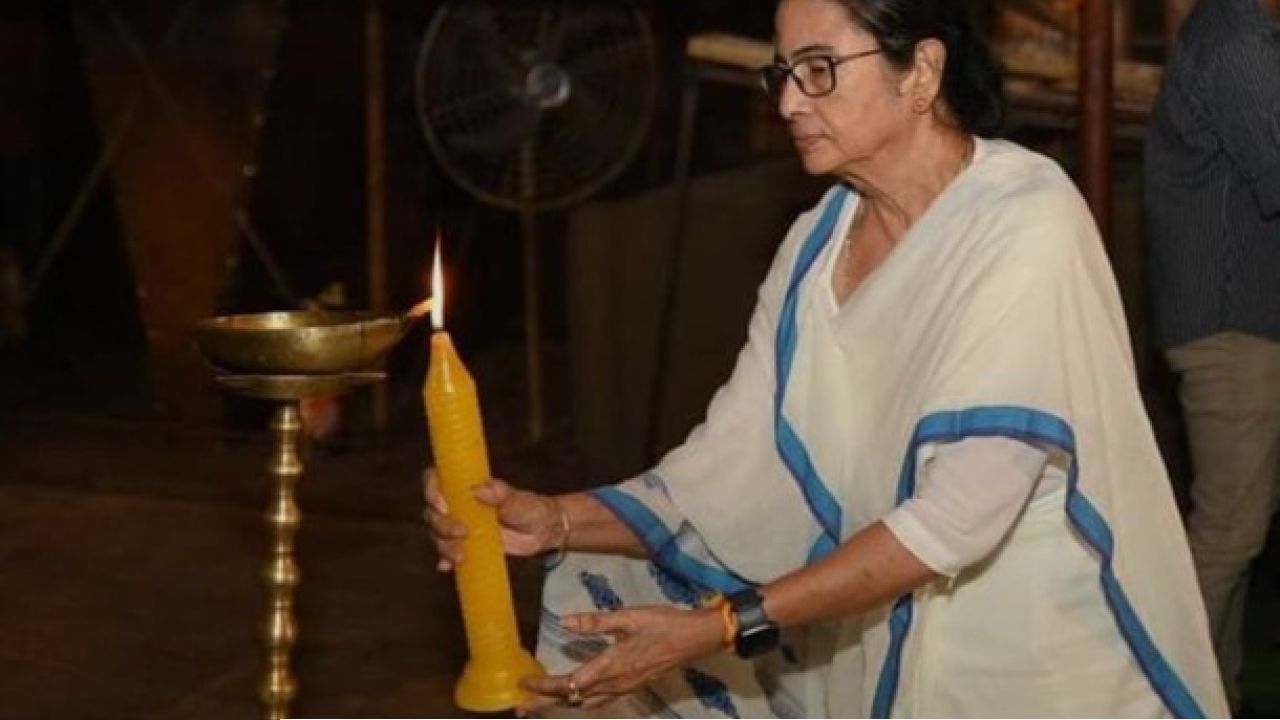 Mamata Banerjee: দিদির পুজোর শাড়ি-পাঞ্জাবি পেতেই ফেসবুক জুড়ে দেখনদারি! তলে তলে ক্ষোভে ফুঁসছেন দলেরই বিধায়ক-কর্মীরা