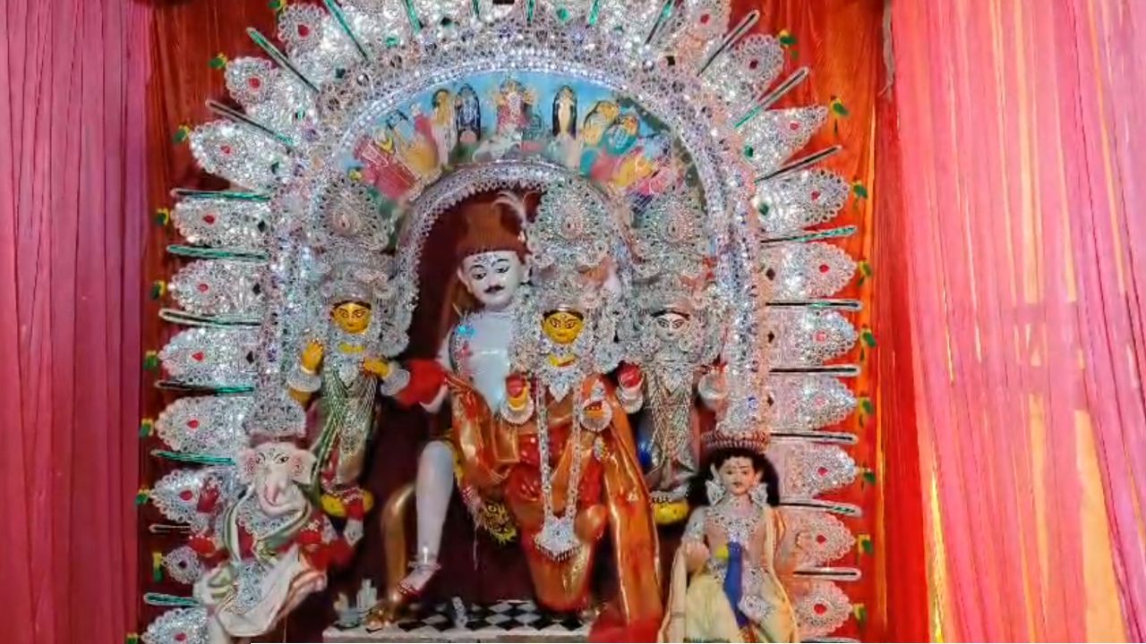 Santipur Durga Puja: অসুর বধের রূঢ়তা নয়, মহাদেবকে নিয়ে শান্তিপুরের ঘরে আসেন ৮ ফুটের অনন্য ‘শিবদুর্গা’