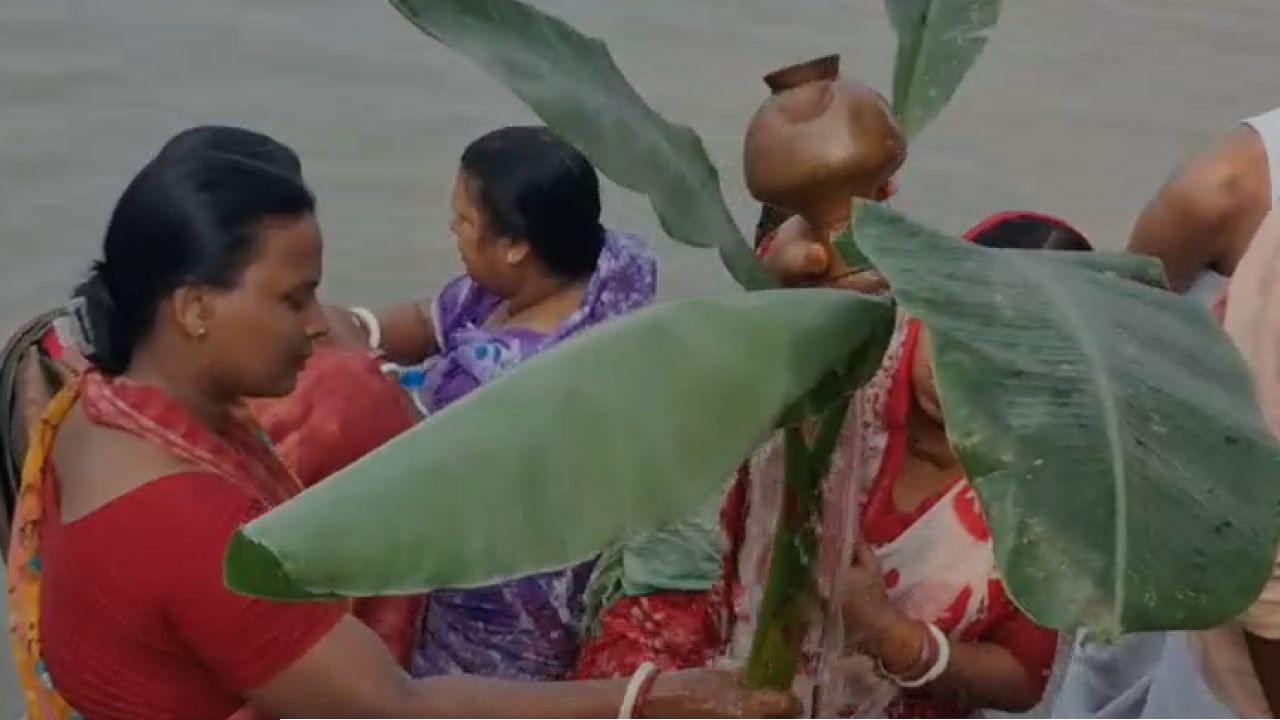 Nabapatrika Snan: কলাবউ স্নানের মধ্য দিয়ে বাংলা জুড়ে শুরু মহাসপ্তমীর পুজো, গঙ্গাতীরে পুণ্যার্থীদের উপচে পড়া ভিড়