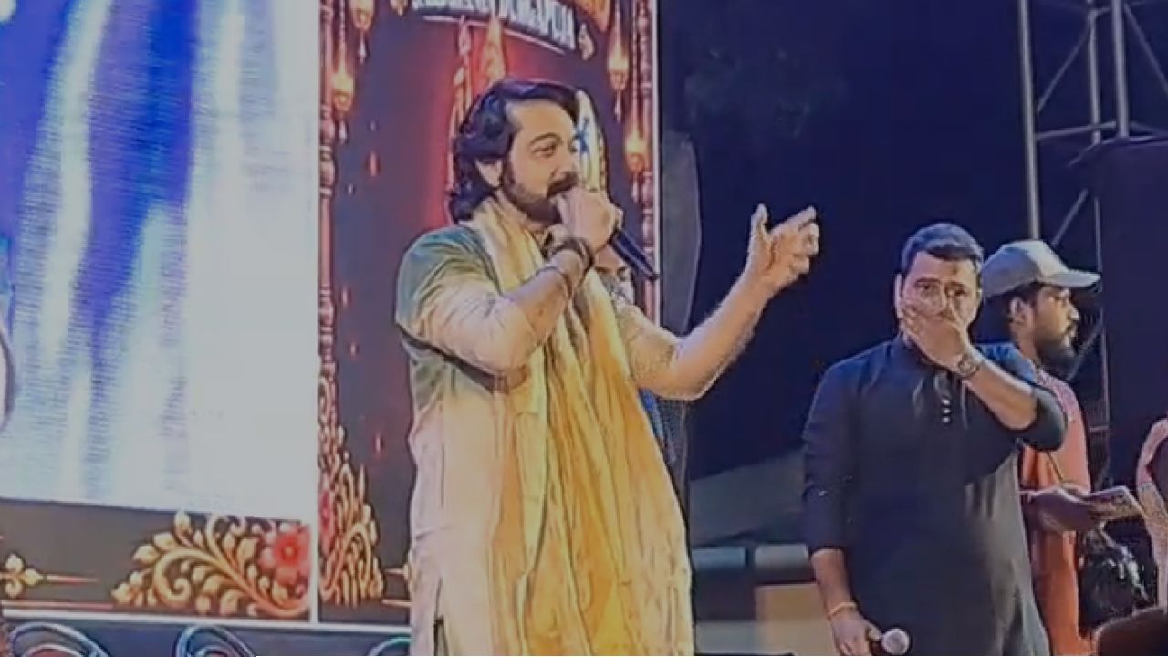Prosenjit Chatterjee: পরপর দু’বছর পুজোয় ছবি নেই প্রসেনজিতের, জেলার পুজো মণ্ডপে দাঁড়িয়ে অভিনেতার বড় দাবি!