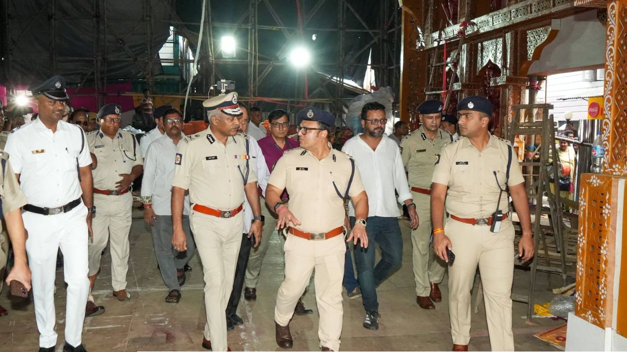 Kolkata Police: কেন পালাবদলের পর এই প্রথম শহরের মণ্ডপে মণ্ডপে বসছে ‘পুলিশ পোস্ট’? আসল কারণ কিন্তু চমকে দেওয়ার মতো!