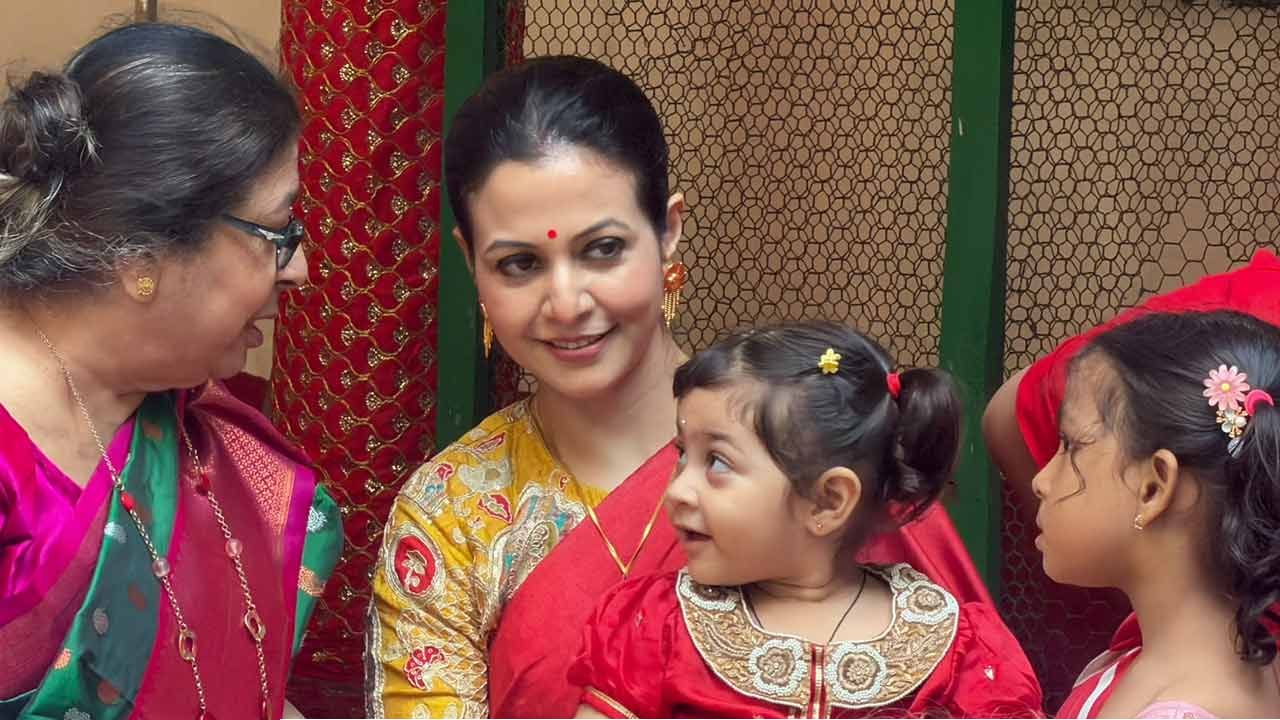 Koel Mallick: ঐতিহ্যের মল্লিকবাড়িতে এবার অন্য অষ্টমী, প্রথমবার সাংসদ কোয়েলের অঞ্জলি