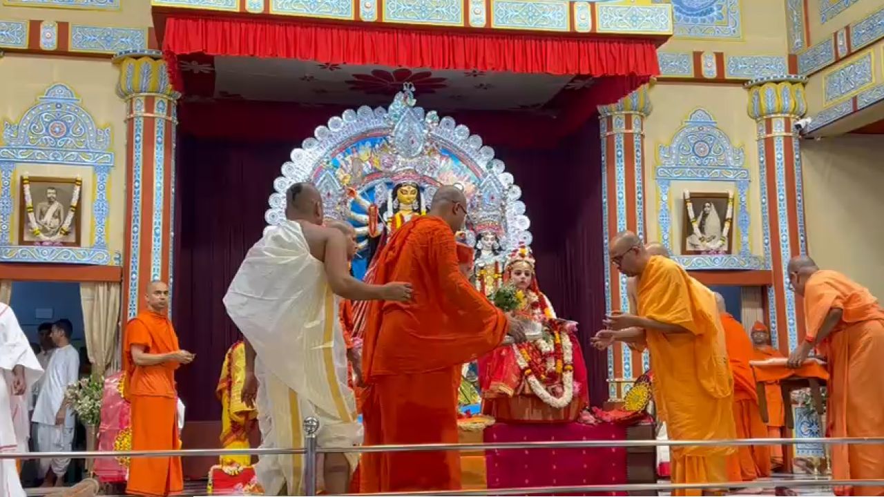 Kumari Puja Maha Ashtami: অঞ্জলি আর কুমারী পুজোর আবহে আবার ছন্দে কলকাতা